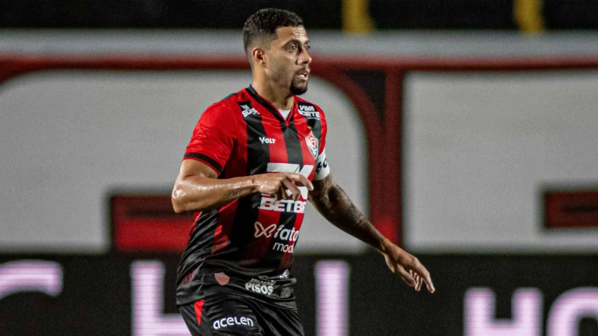Wellington Rato em atuação com a camisa do Esporte Clube Vitória - Foto: Victor Ferreira / ECV
