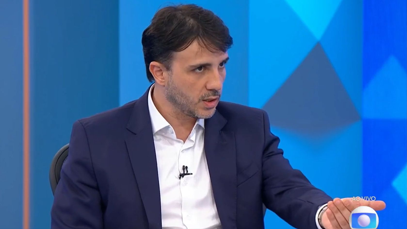Renan Santos defende na Globo que Brasil construa bomba atômica para ter 