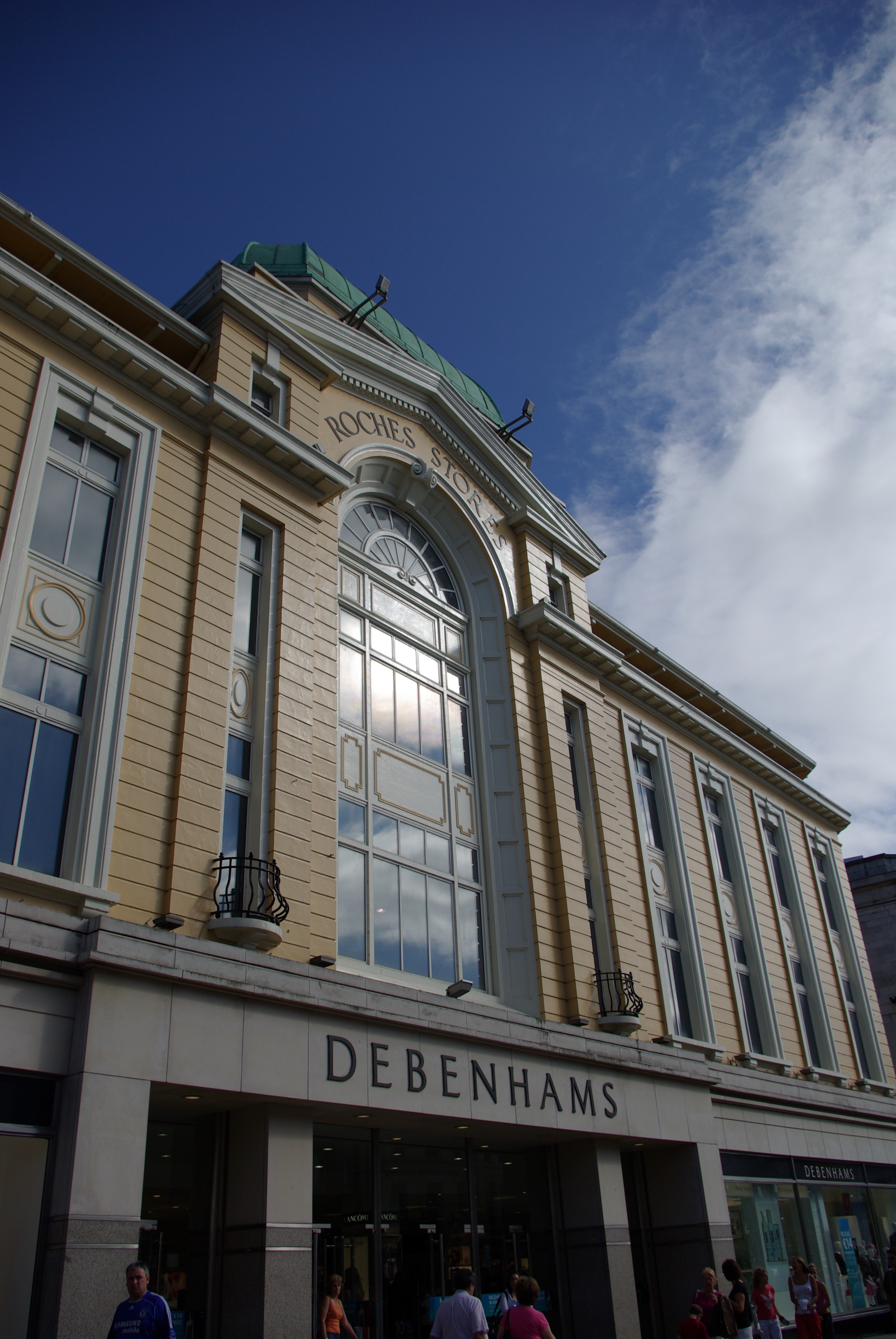 Debenhams, famosa rede de lojas de departamentos, anunciou fechamento de todas as unidades fisicas
