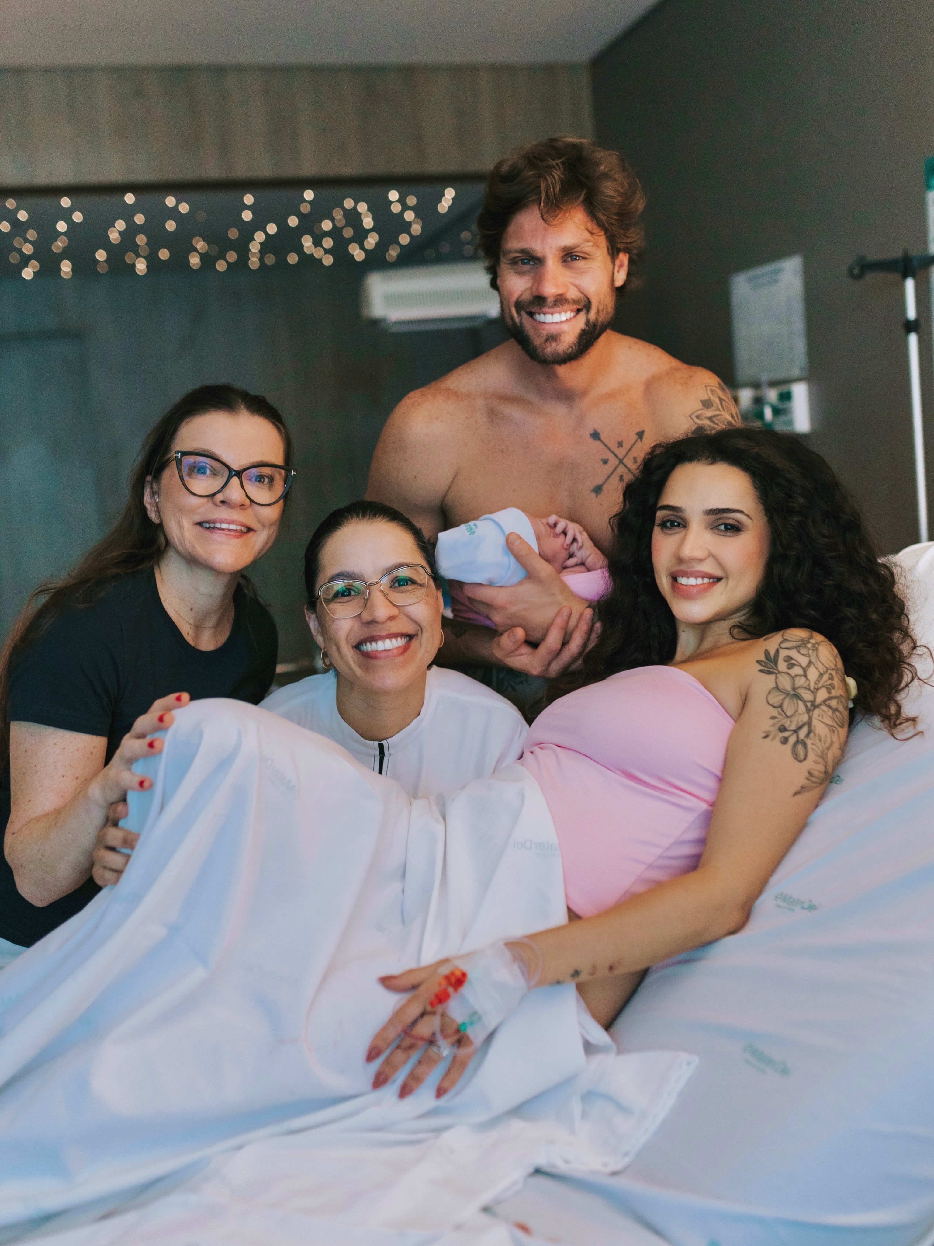 Paula Amorim e Breno Simões durante nascimento da filha Marina (Foto: Divulgação / Poly Araujo)