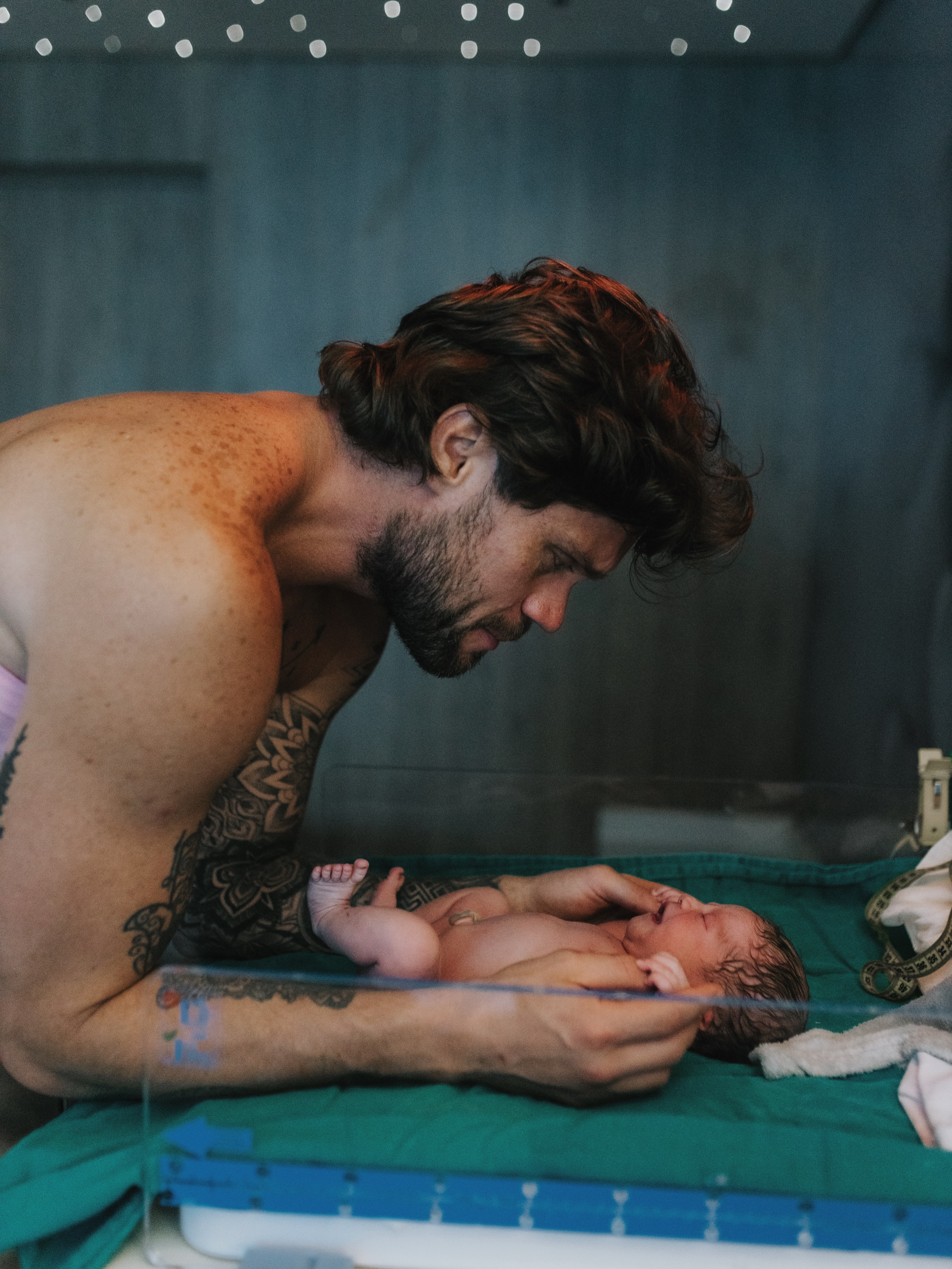 Paula Amorim e Breno Simões durante nascimento da filha Marina (Foto: Divulgação / Poly Araujo)