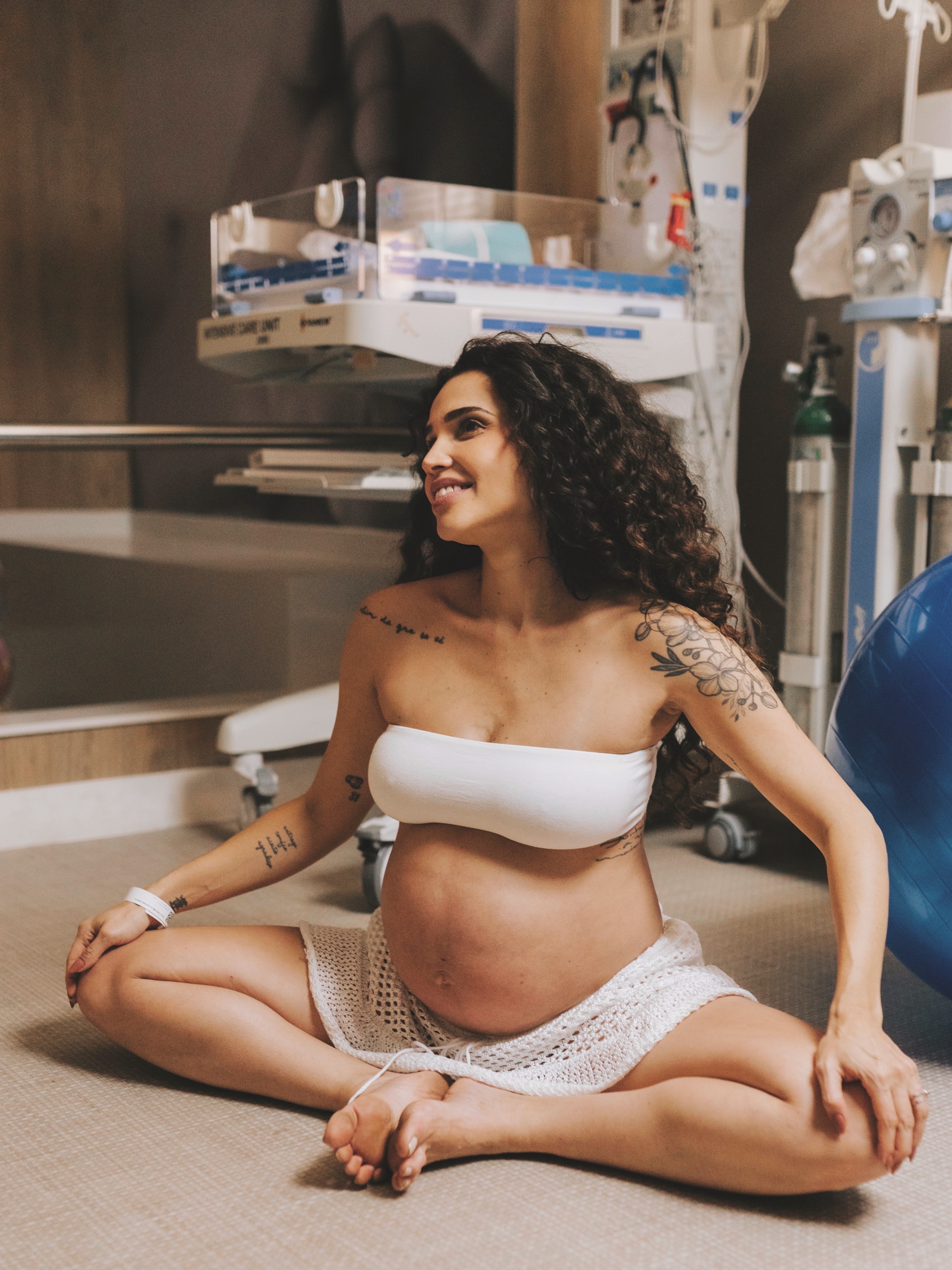 Paula Amorim e Breno Simões durante nascimento da filha Marina (Foto: Divulgação / Poly Araujo)