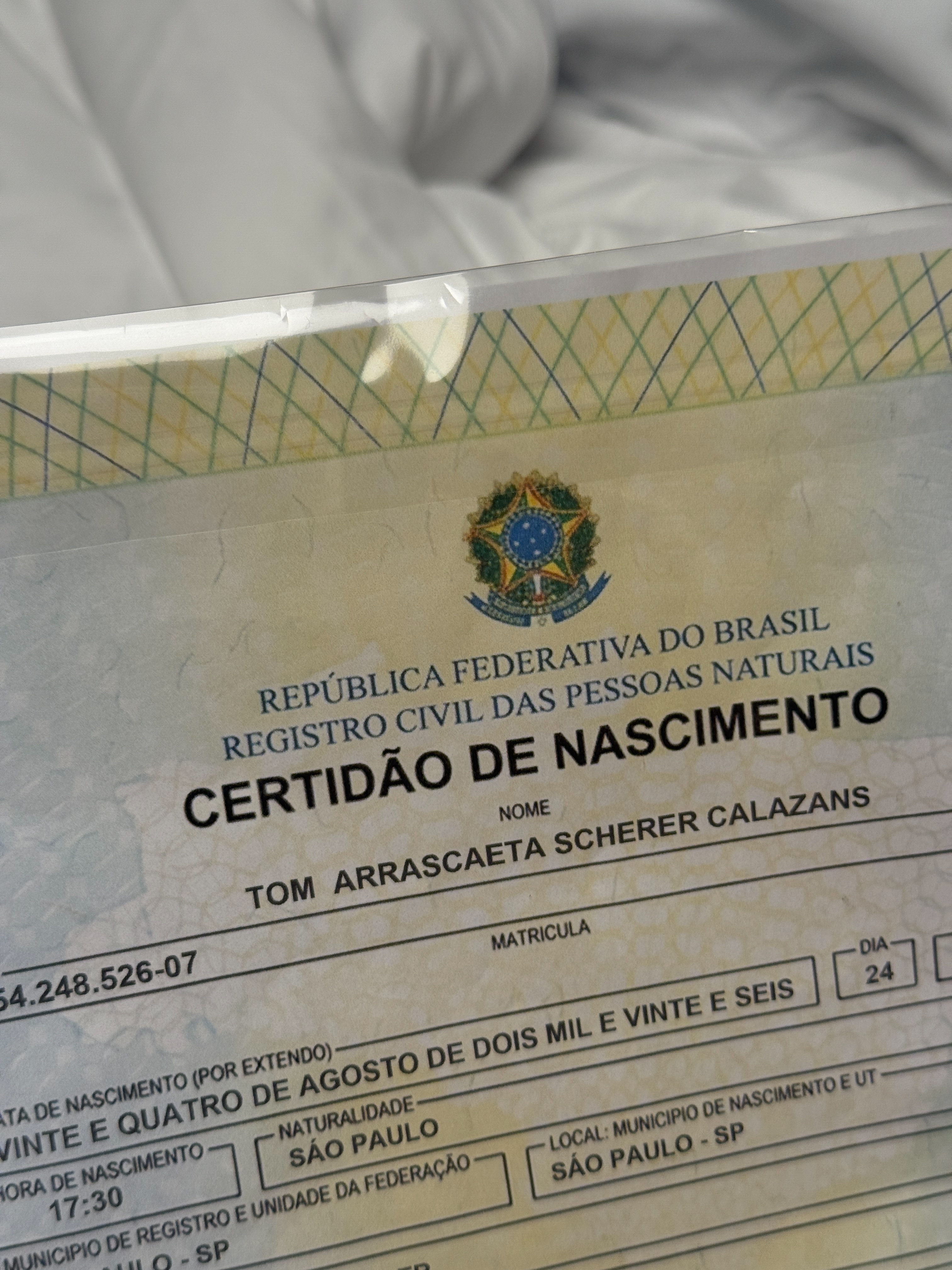 Certidão de nascimento do filho de Isa Scherer