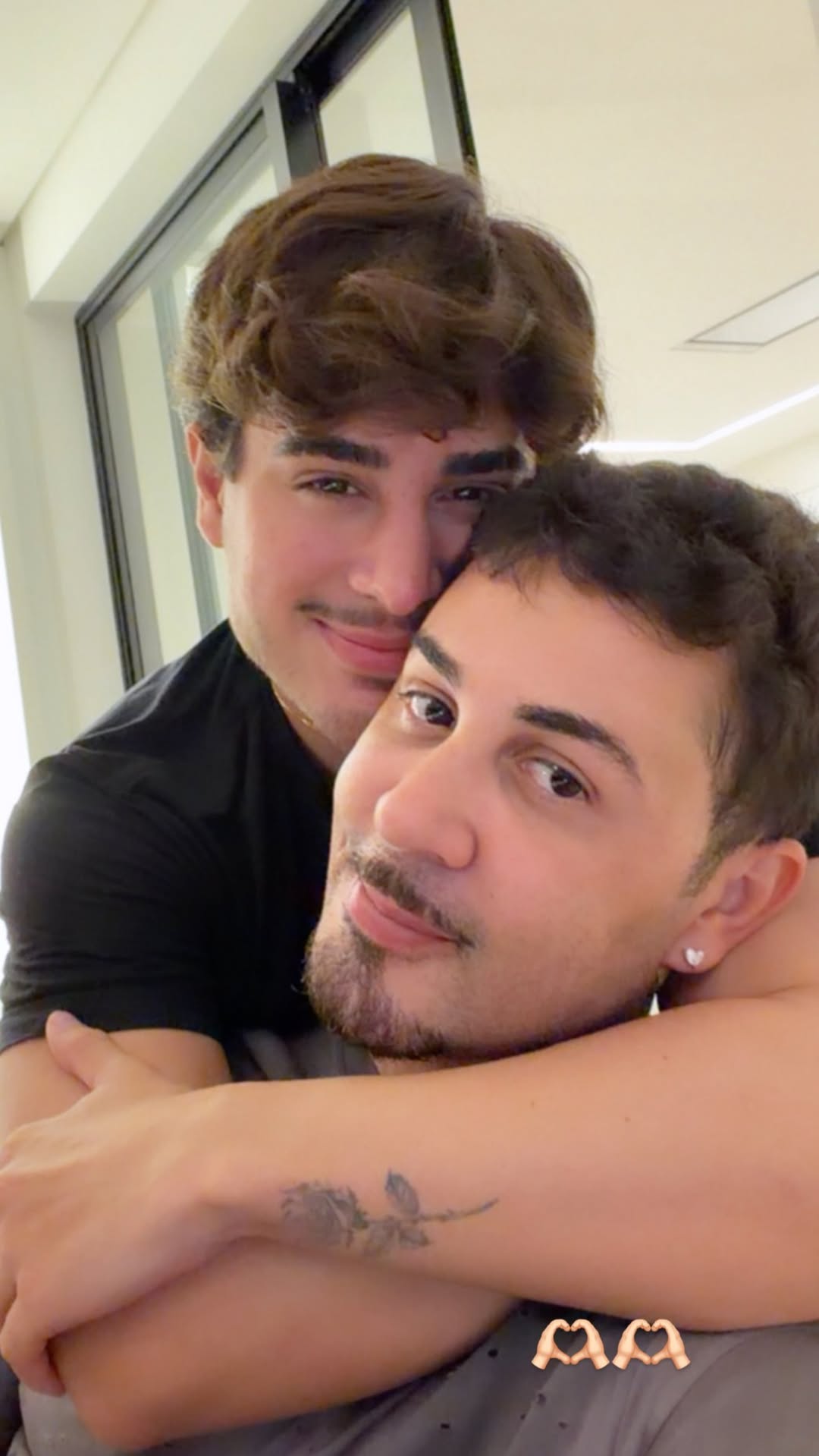Andrey Piovanelli apareceu abraçado com Carlinhos Maia em um dos registros compartilhados pelo influenciador — Foto: Reprodução/Instagram