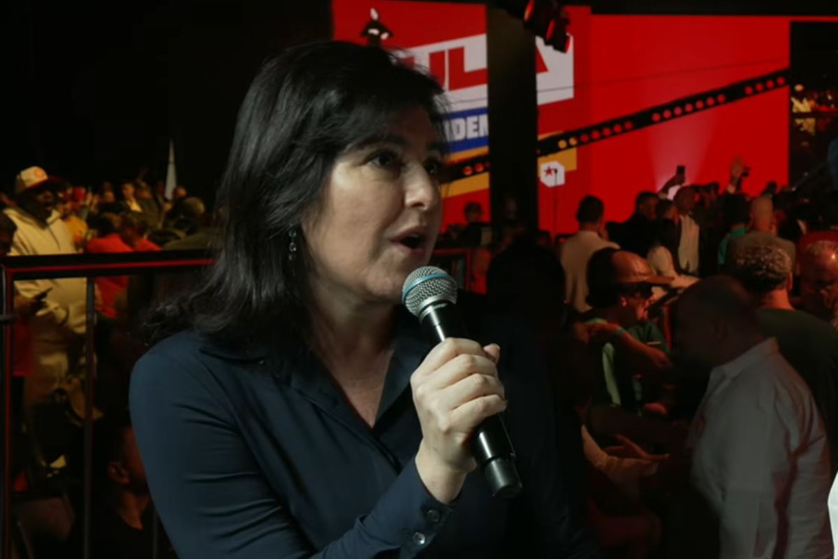 Simone Tebet ataca Flávio Bolsonaro durante convenção do PT: “Tal pai tal filho, golpista é sempre golpista” - QTU Questões do Universo