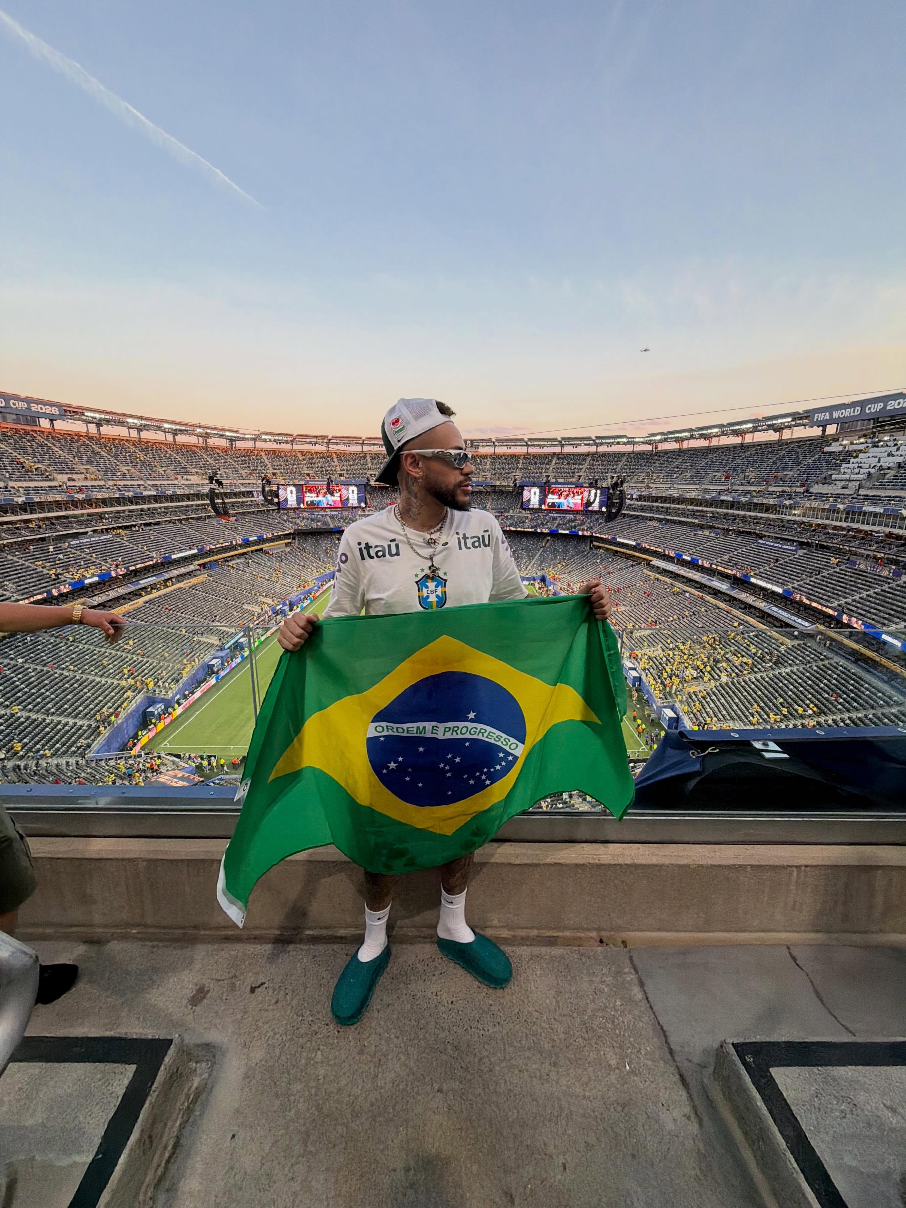 Sosia do Ney conheceu o jogador durante o leilão do Instituto Neymar | Reprodução/Redes sociais
