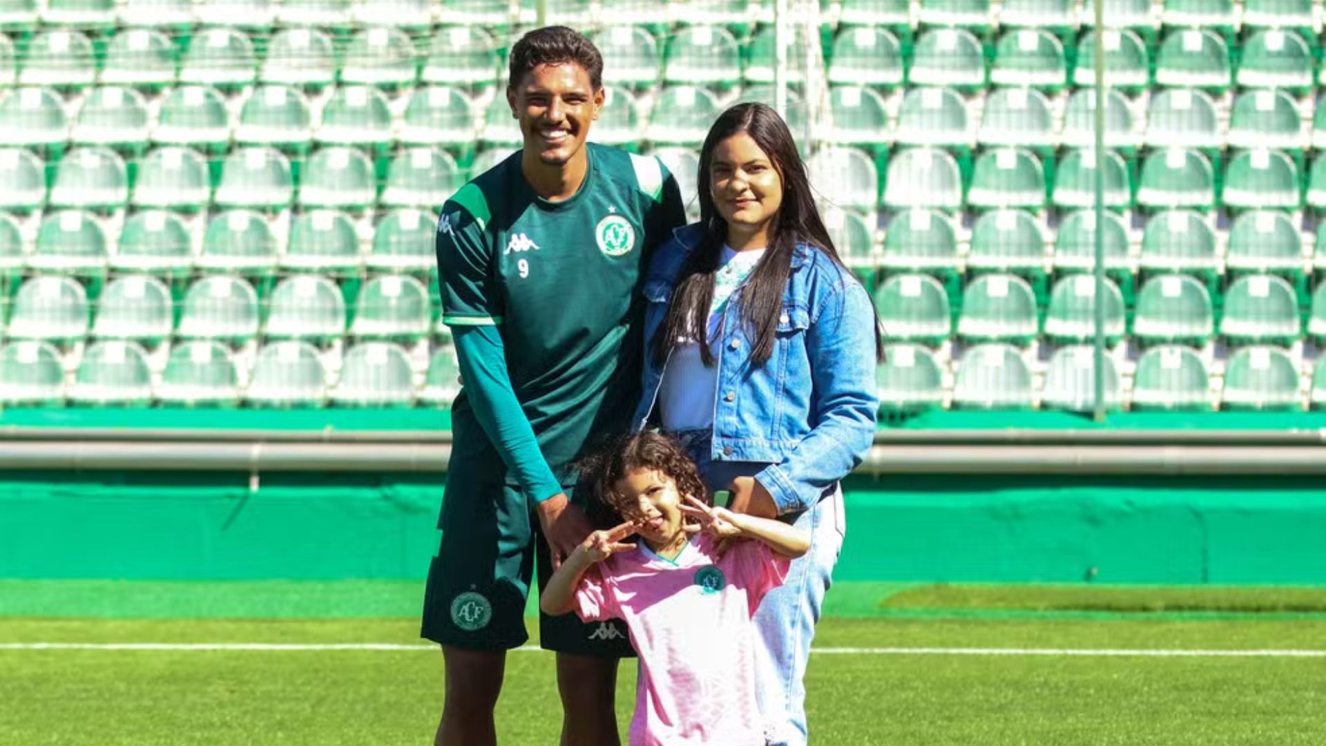 Túlio com a família na Arena Condá — Foto: Luiz Ferrazzo/ACF