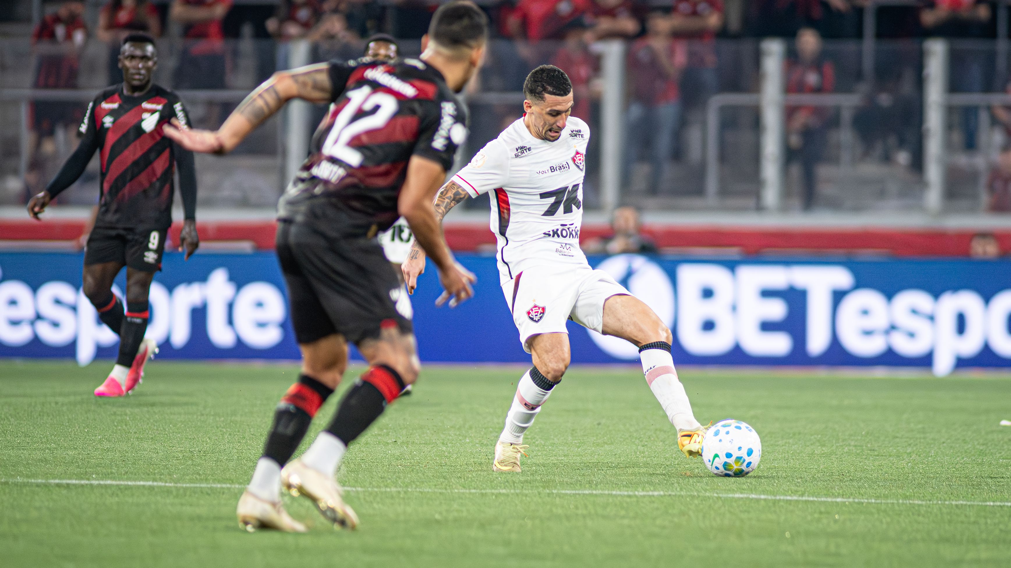 Com jogador expulso, Vitória perde fora de casa para o Athletico-PR em jogo de ida das oitavas de final da Copa do Brasil - QTU Questões do Universo