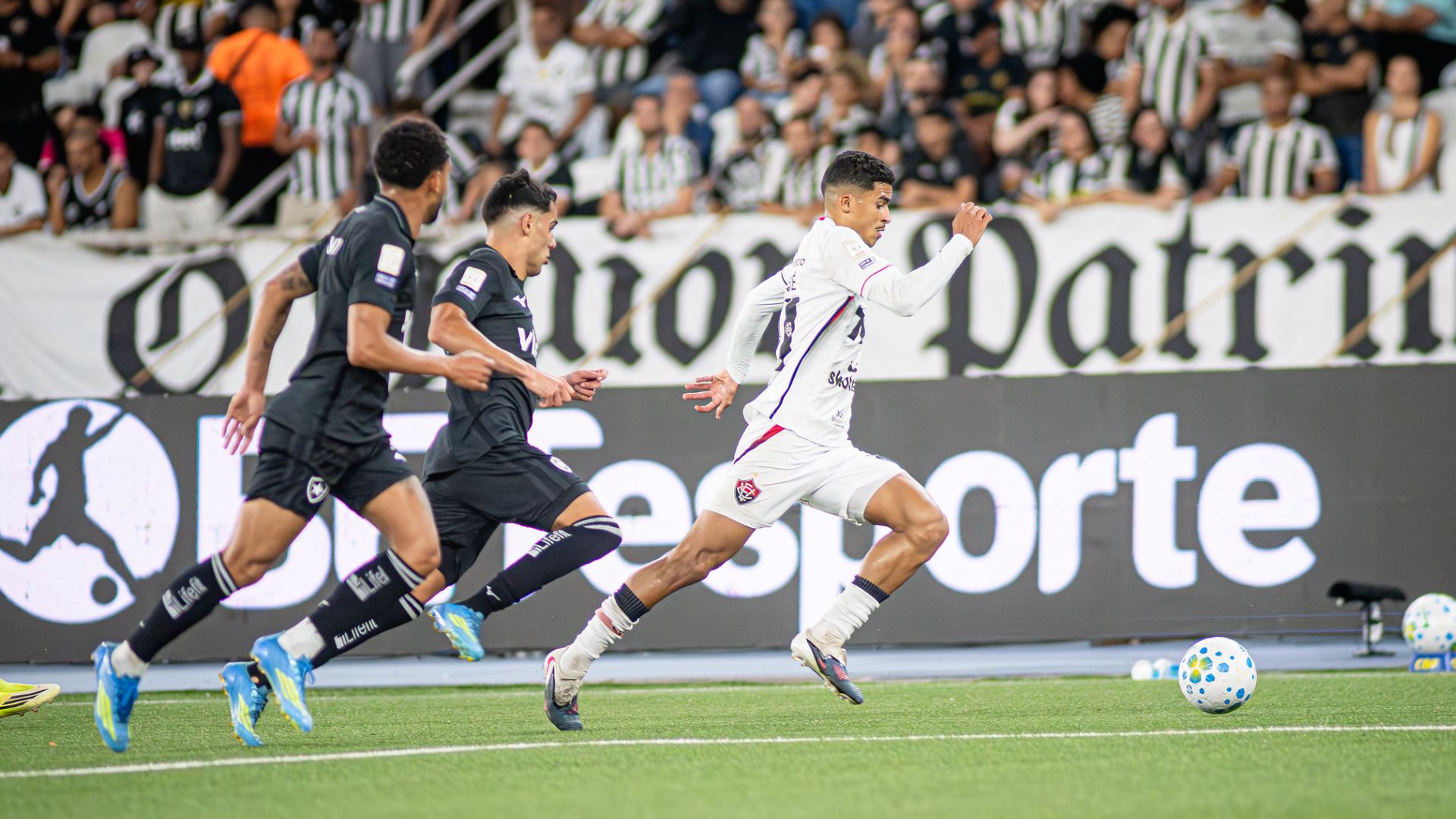 Vitória e Botafogo se enfrentam neste domingo (16), às 18h30, no Barradão - Victor Ferreira/EC Vitória