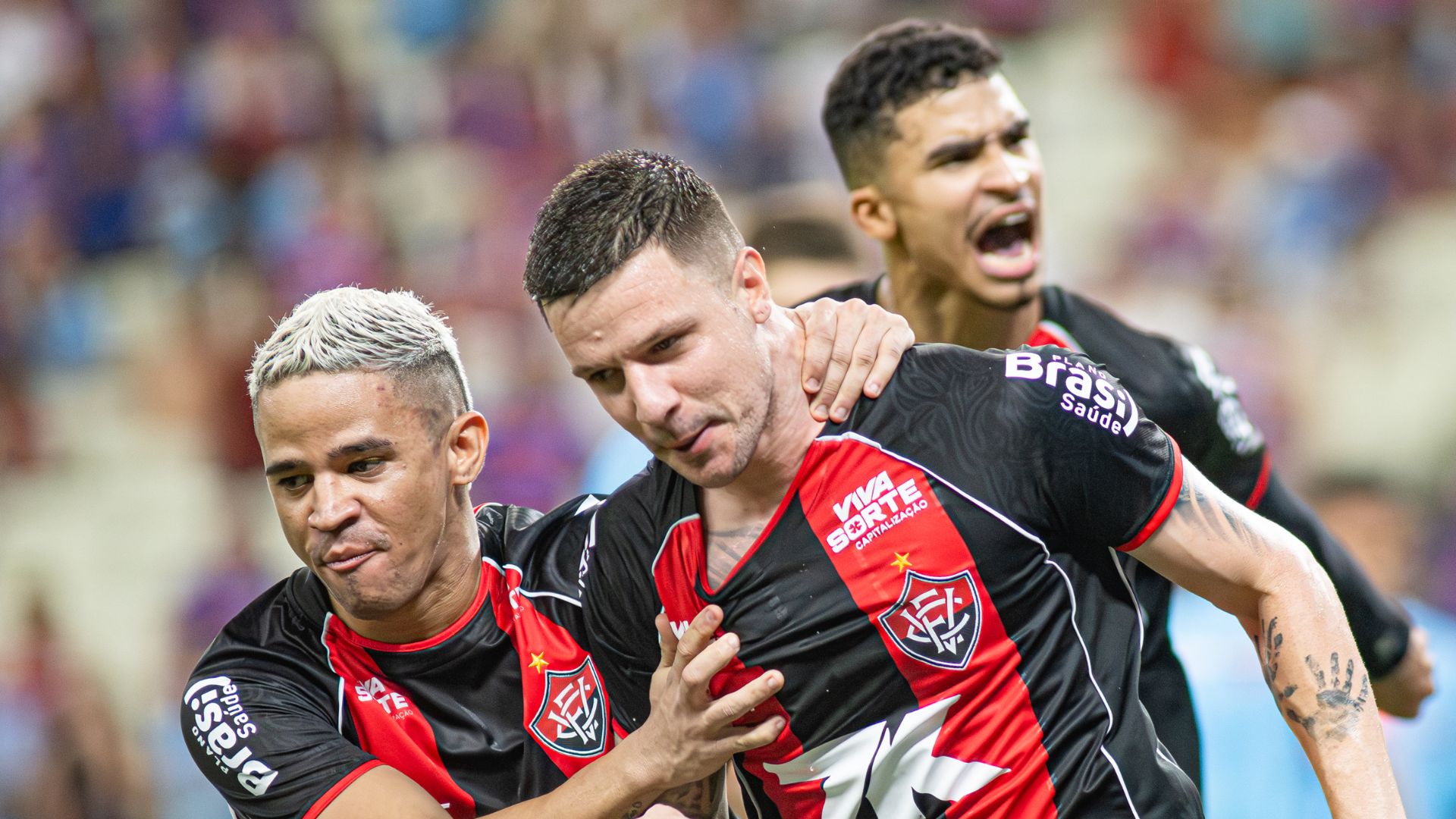 Renato Kayzer com as cores do Esporte Clube Vitória - Foto: Victor Ferreira / ECV