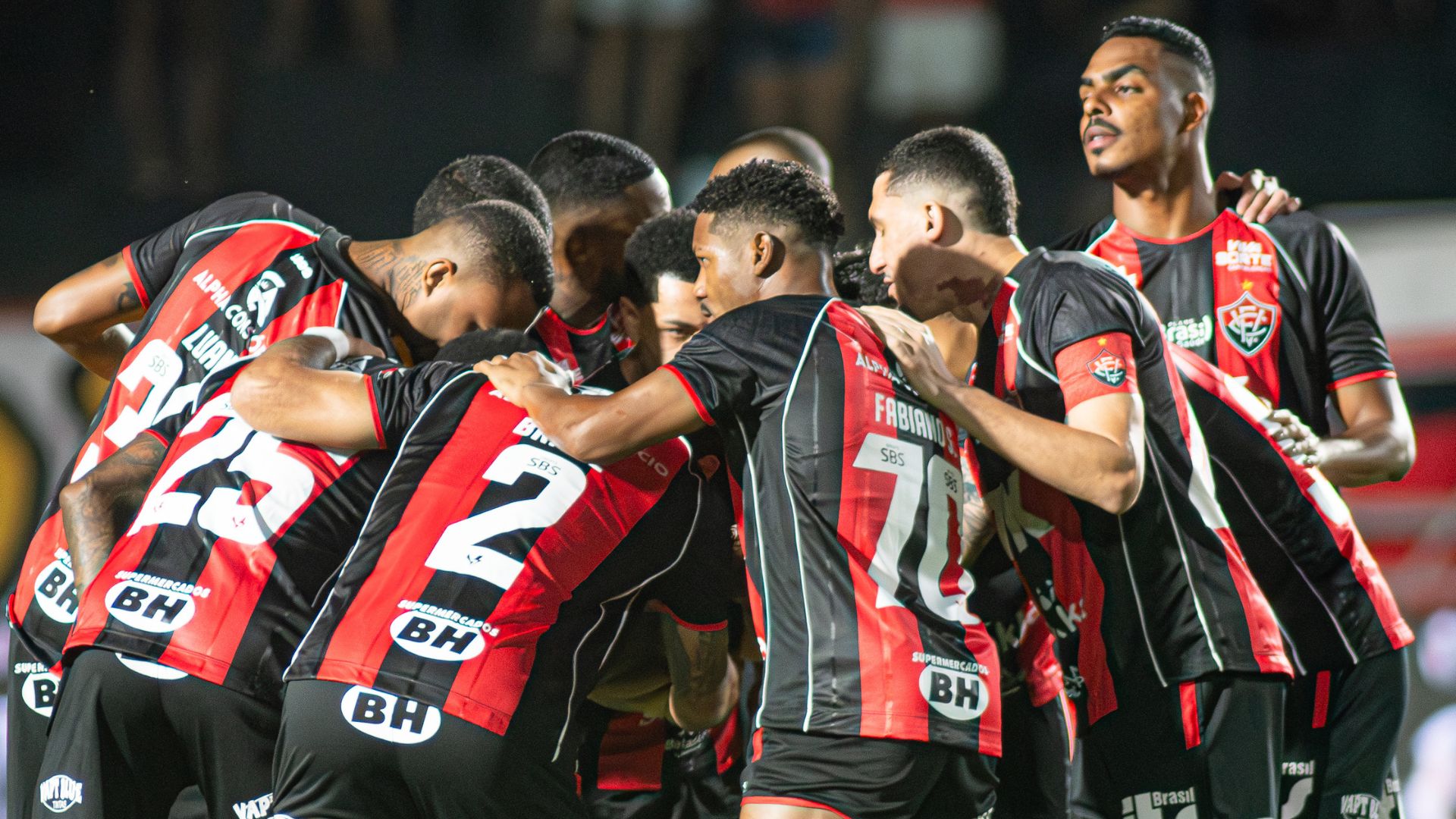 Vitória pode ser rebaixado caso não regularize dívida com clube europeu após transfer ban da FIFA; entenda o cenário