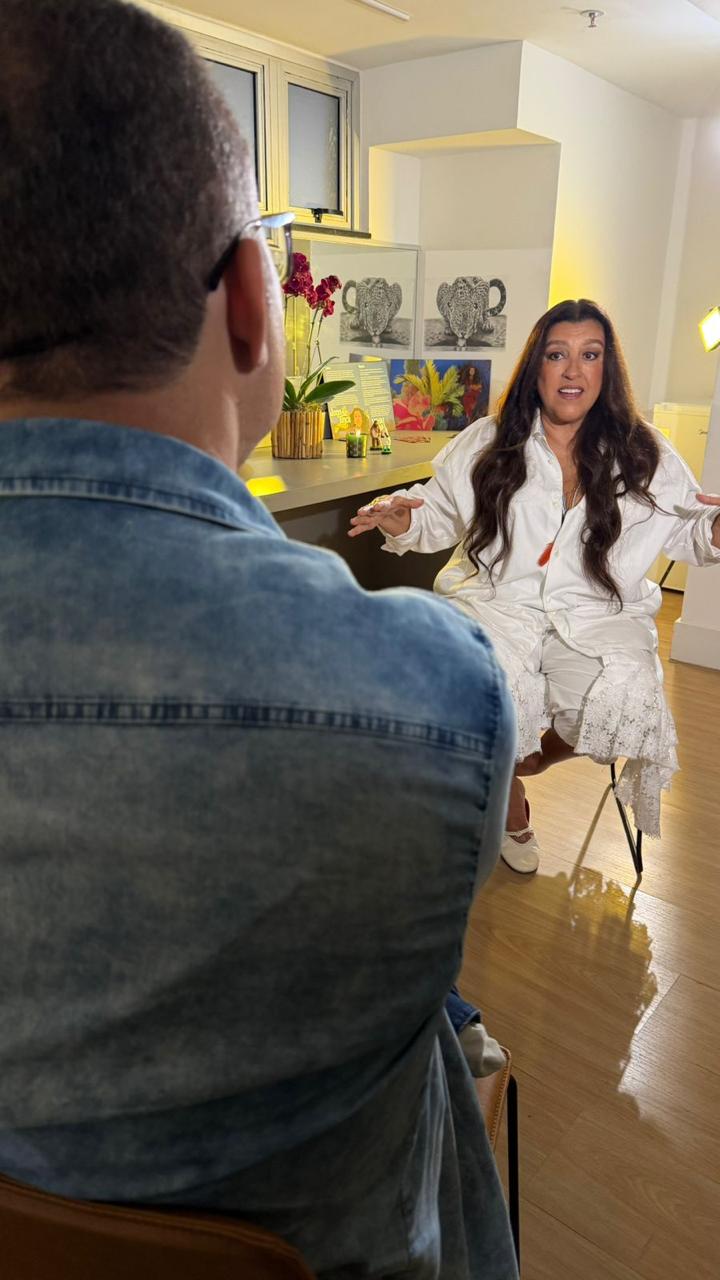 Regina Casé sendo entrevistada por Ricardo Ishmael - Imagem: TV Bahia