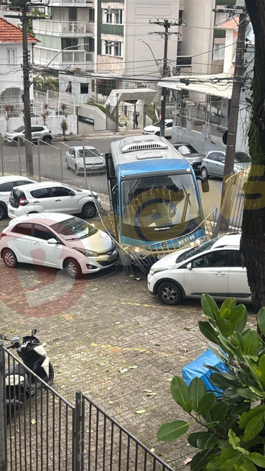 Imagens mostram o microônibus no estacionamento da Faculdade de Odontologia da UFBA