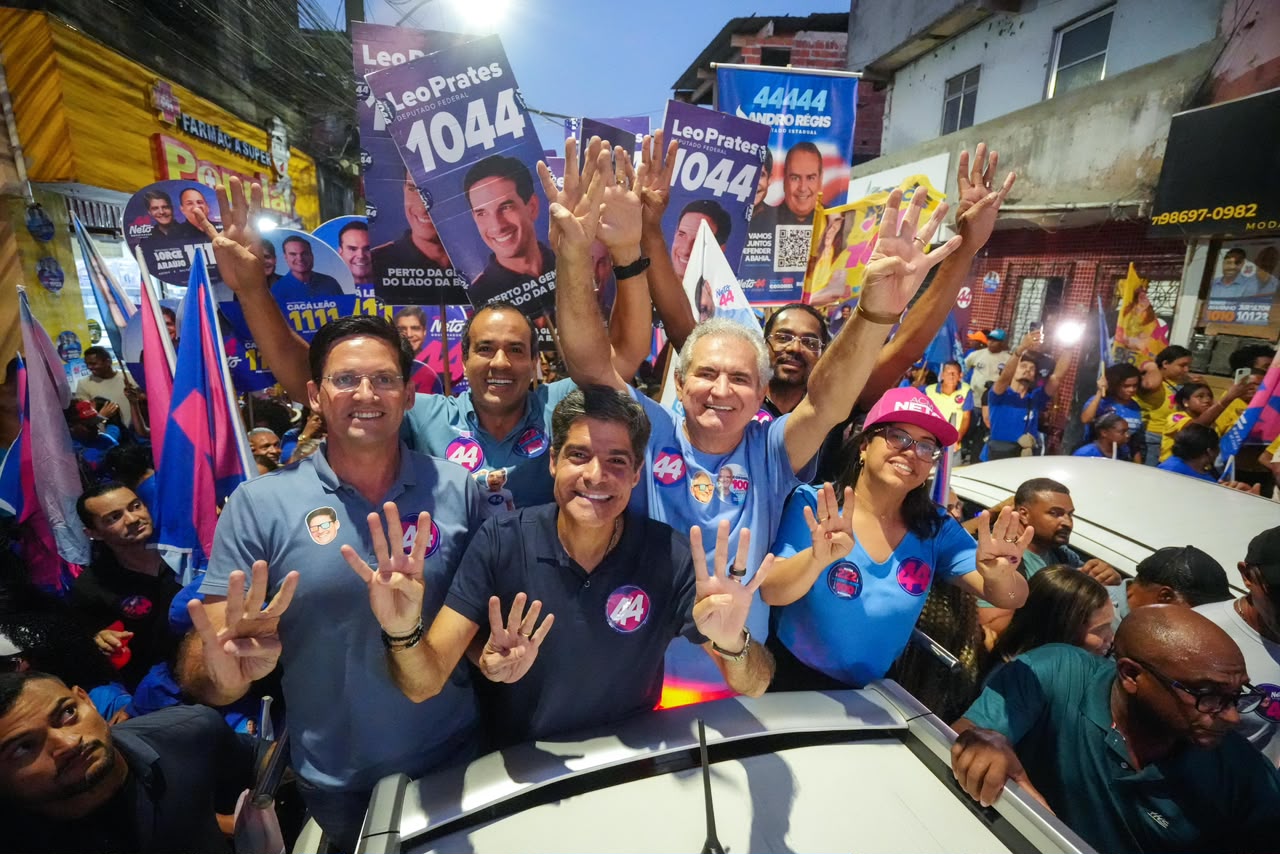 ACM Neto faz caminhada e lota ruas do Subúrbio de Salvador