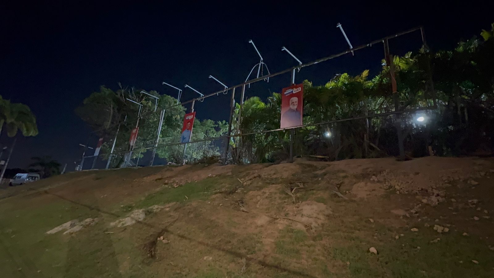 PT remove outdoor da Av. Paralela após decisão da Justiça eleitoral - QTU Questões do Universo