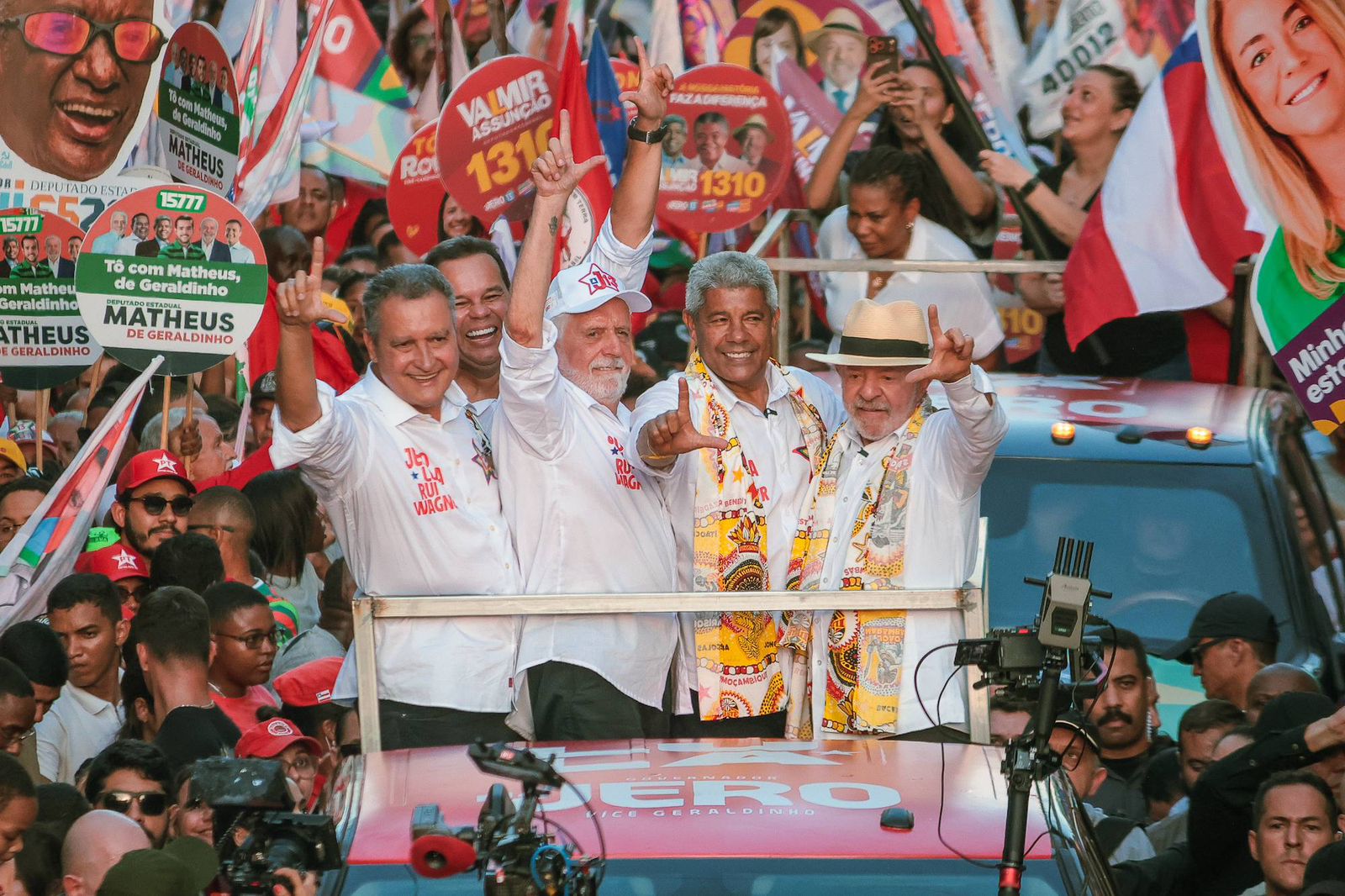 Ao lado de Lula, Rui Costa se emociona ao relembrar infância na Liberdade e manda recado para jovens