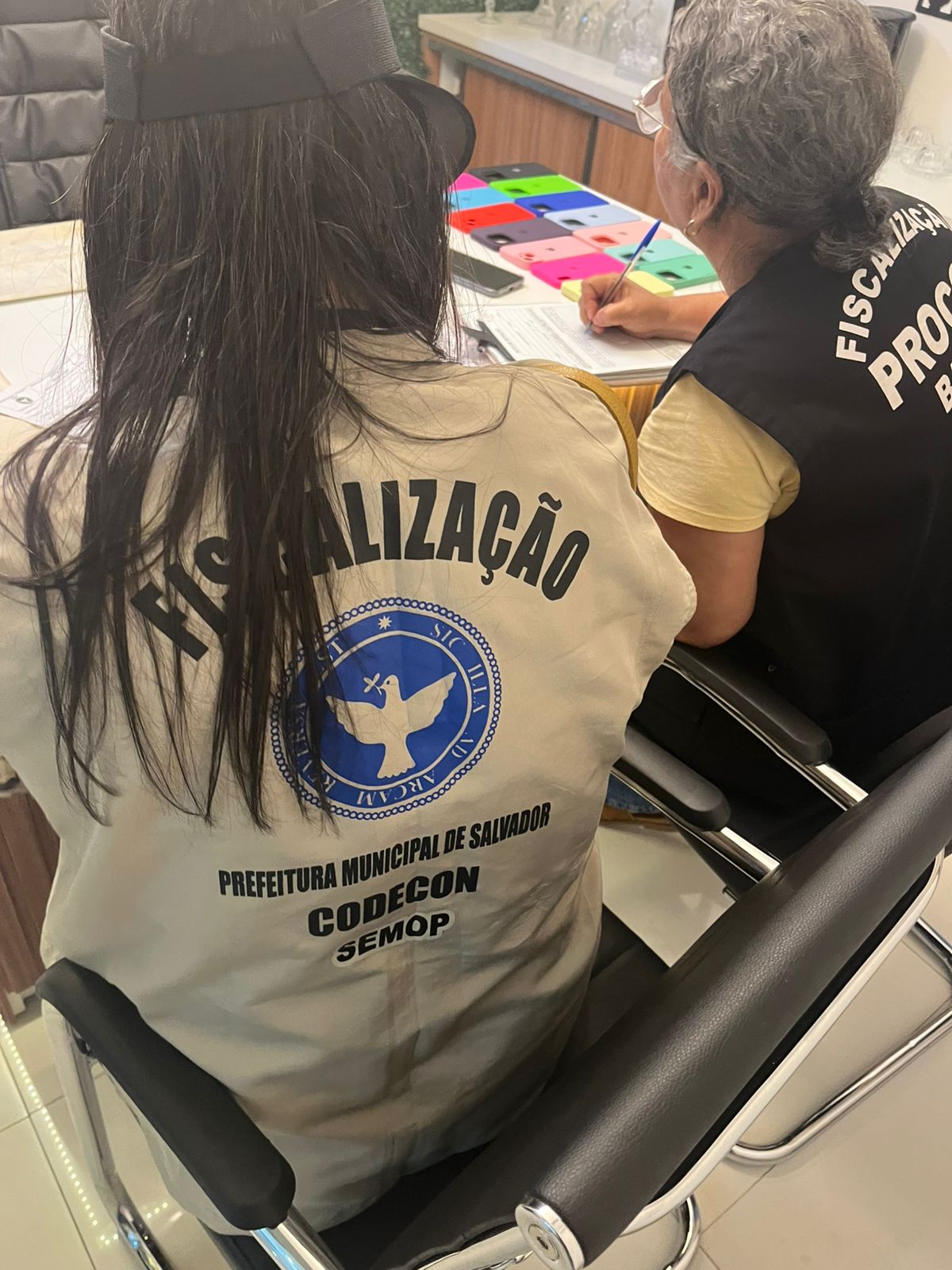 Duas lojas de acessórios para celular e dois estabelecimento de roupas foram fiscalizados no centro de Salvador - Imagem: Ascom-PCBA/Divulgação