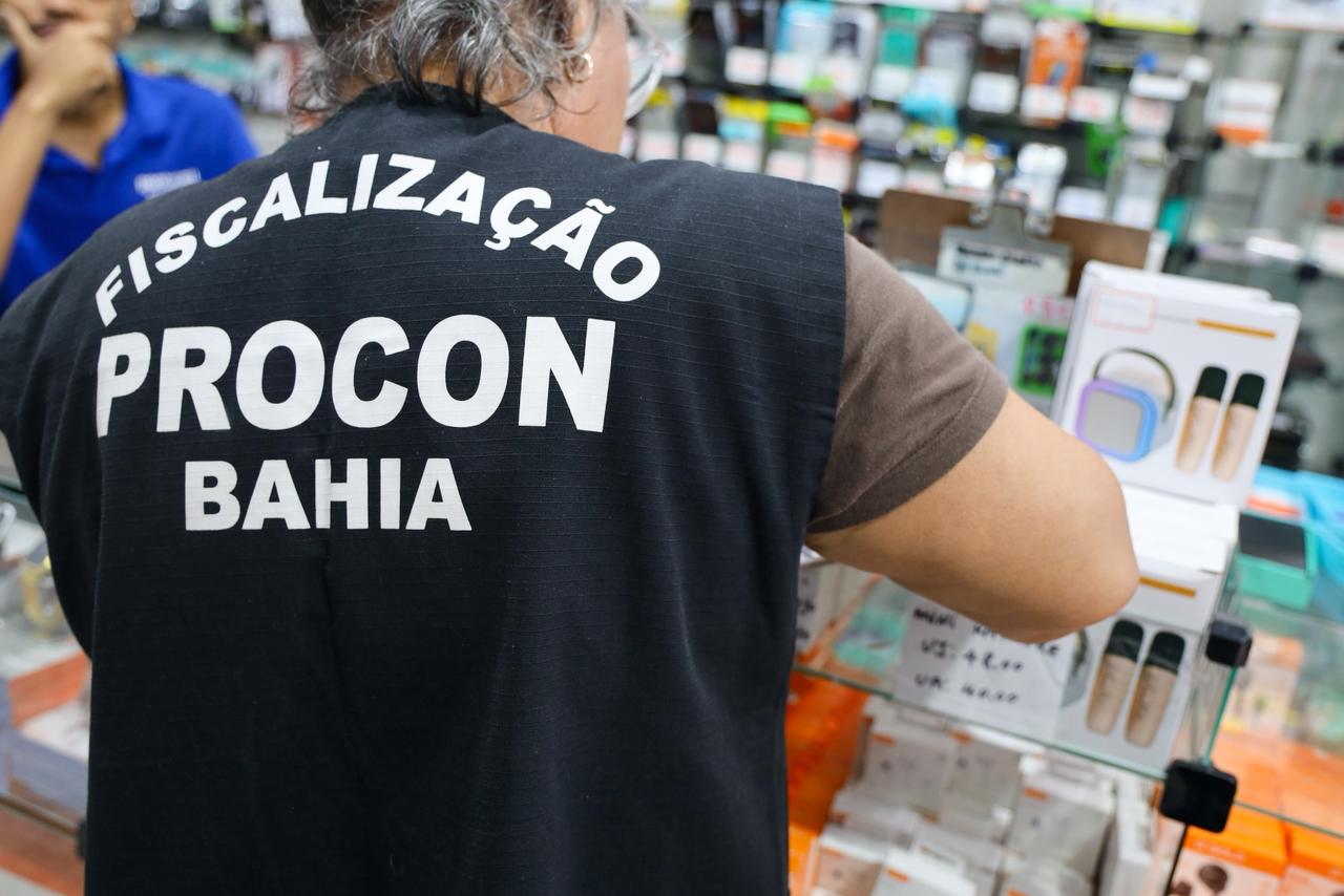 Duas lojas de acessórios para celular e dois estabelecimento de roupas foram fiscalizados no centro de Salvador - Imagem: Ascom-PCBA/Divulgação