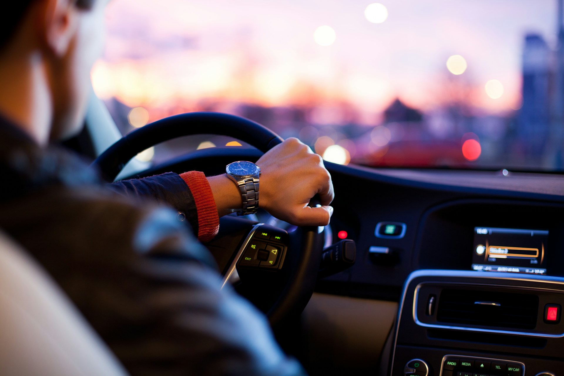 homem dirigindo carro recém comprado