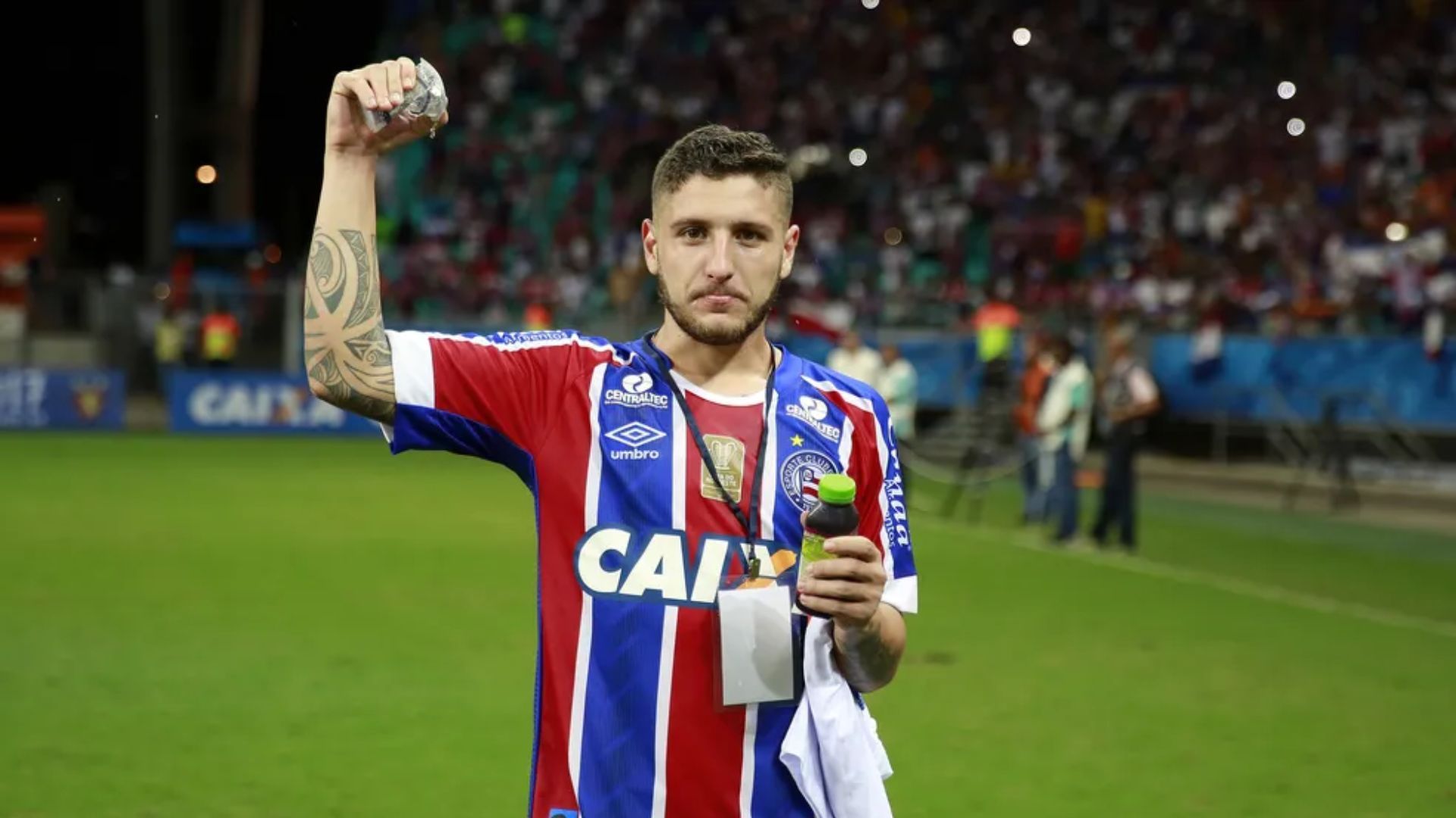 Zé Rafael com as cores do Esporte Clube Bahia - Foto: Felipe Oliveira / ECB