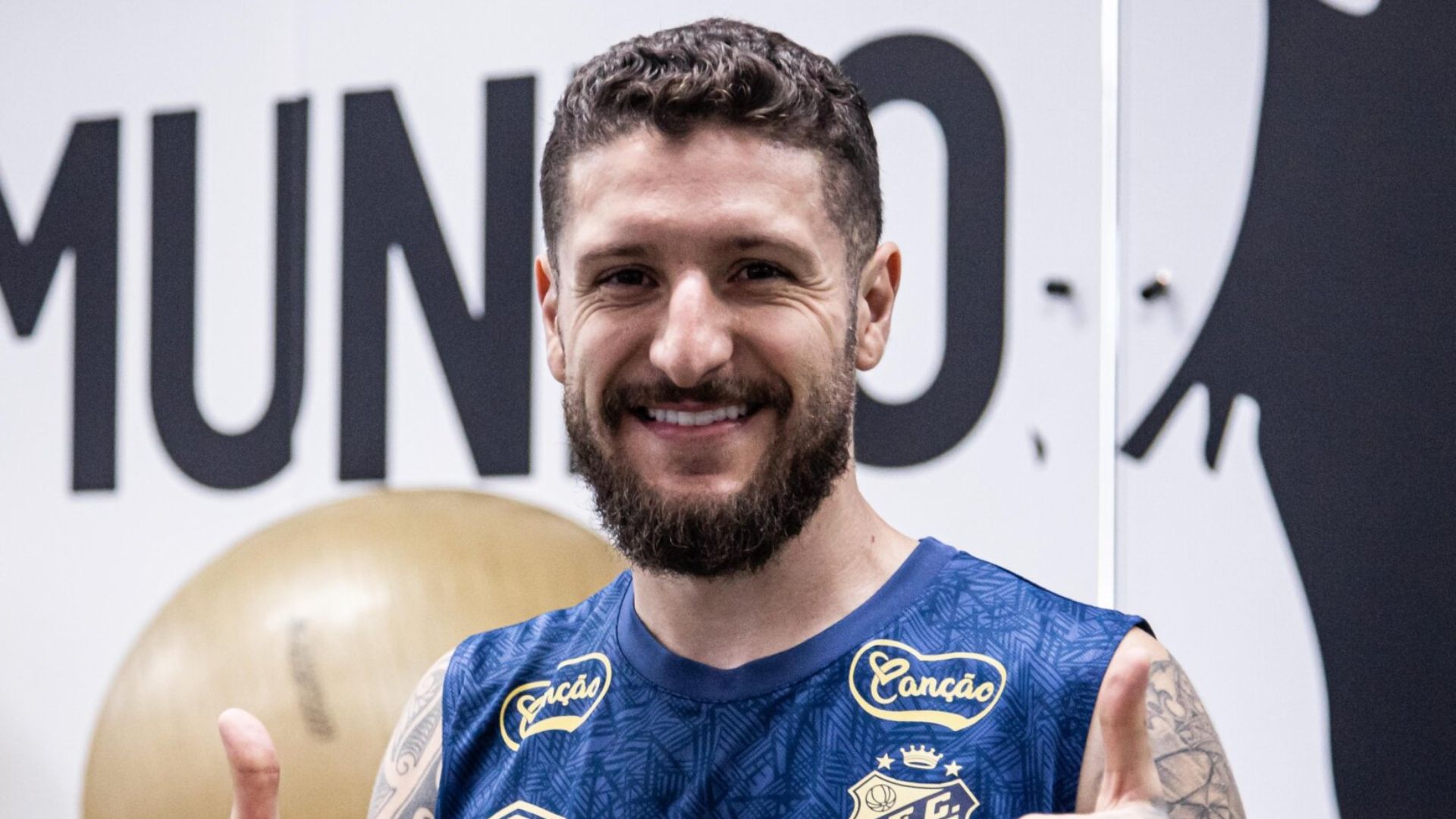 Zé Rafael com as cores do Santos - Foto: Raul Baretta / Santos FC