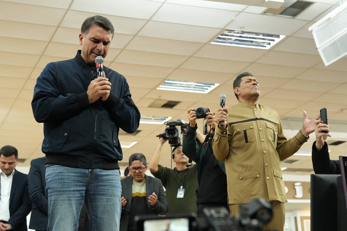 VÍDEO: Flávio Bolsonaro recebe declaração de amor do pastor Valdemiro durante visita em igreja - Foto