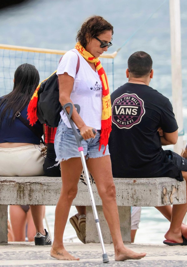 Andréa Beltrão caminhou descalça pela orla de Copacabana pouco mais de um mês após passar por cirurgia de emergência — Foto: Dan Delmiro/AgNews