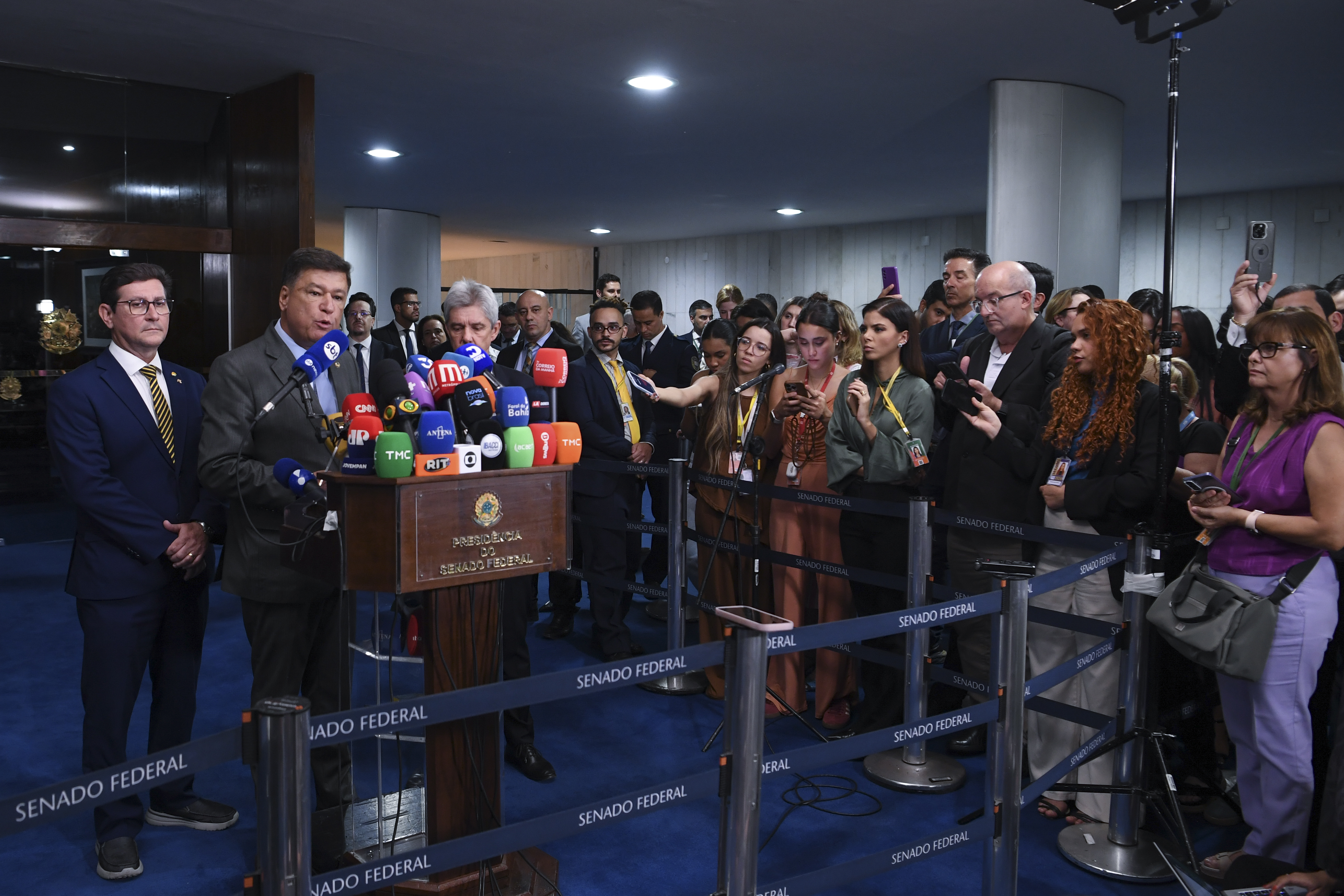 Carlos Viana (PSD-MG) concede entrevista coletiva para explicar o pedido de impeachment protocolado no Senado Federal contra o ministro do Supremo Tribunal Federal (STF) Alexandre de Moraes. (Foto: Jonas Pereira/Agência Senado)