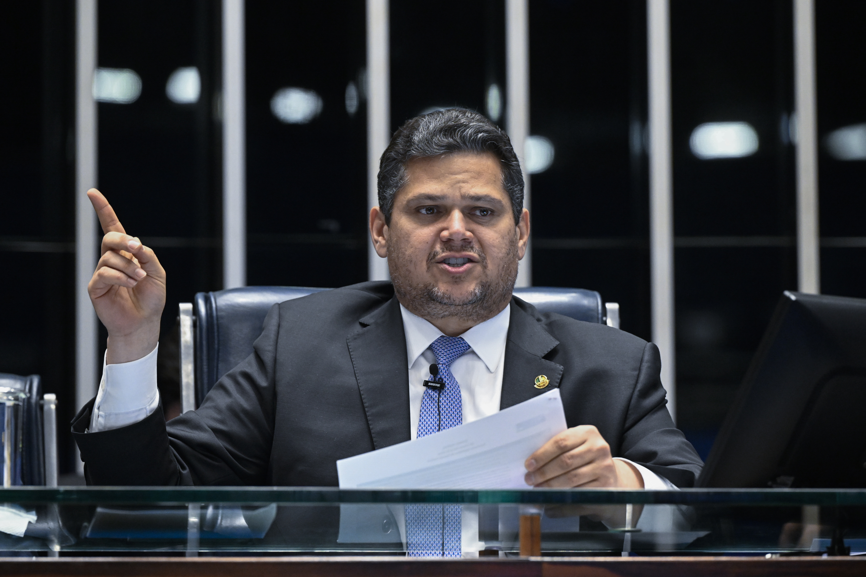 Alcolumbre reage a Flávio e cita R$ 130 milhões pedidos a Vorcaro para filme sobre Bolsonaro - QTU Questões do Universo