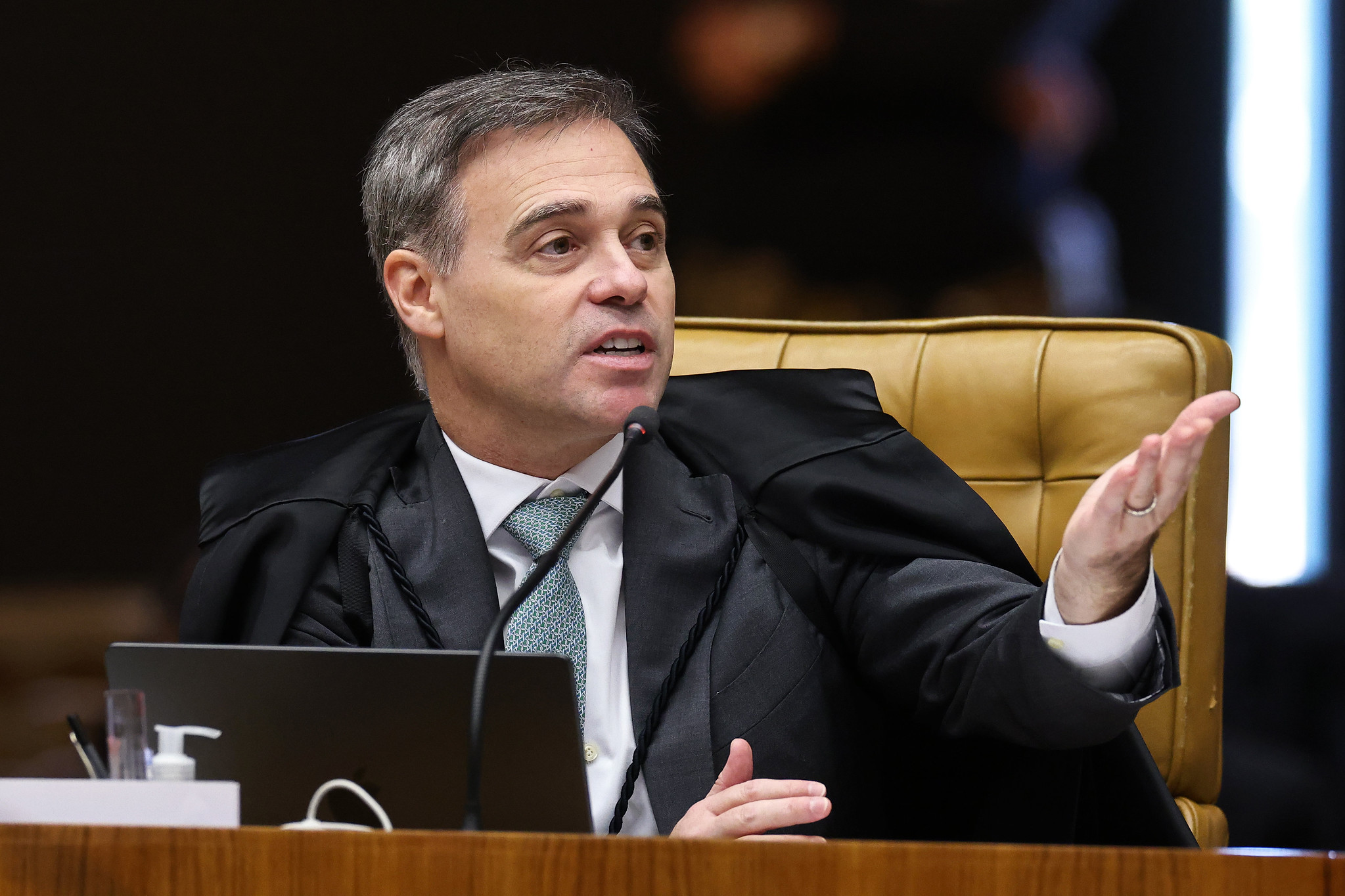Tremores, anotações e envelope pardo: gestos de Mendonça expõem tensão em sessão do STF