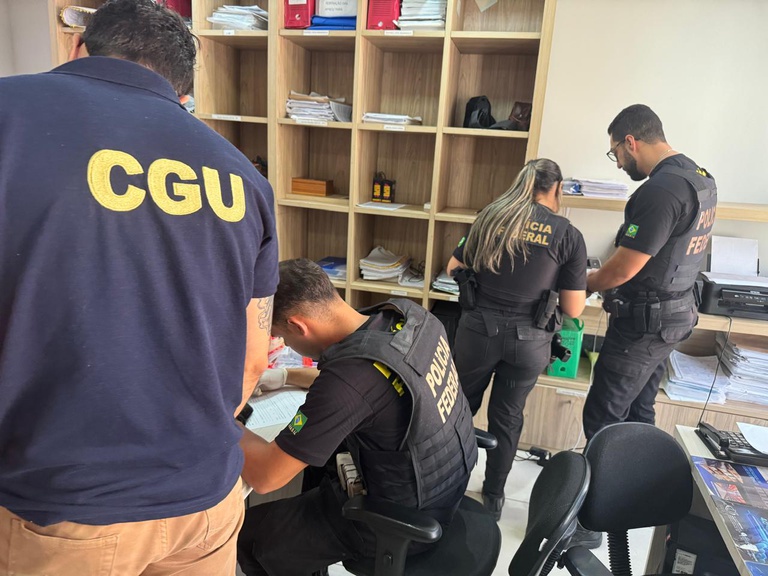 PF encontra malas com R$ 1,2 milhão em espécie em operação contra desvio de verba e 12 servidores públicos são afastados