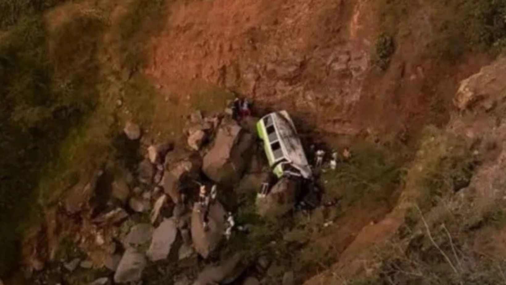 Ônibus com estudantes despenca de barranco e deixa pelo menos 25 mortos durante retorno de excursão