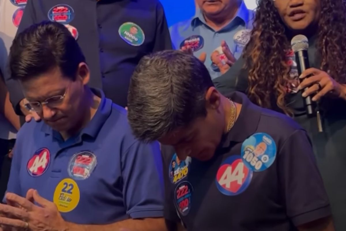 ACM Neto recebe oração de evangélicos durante evento: "Deus nos protegendo"