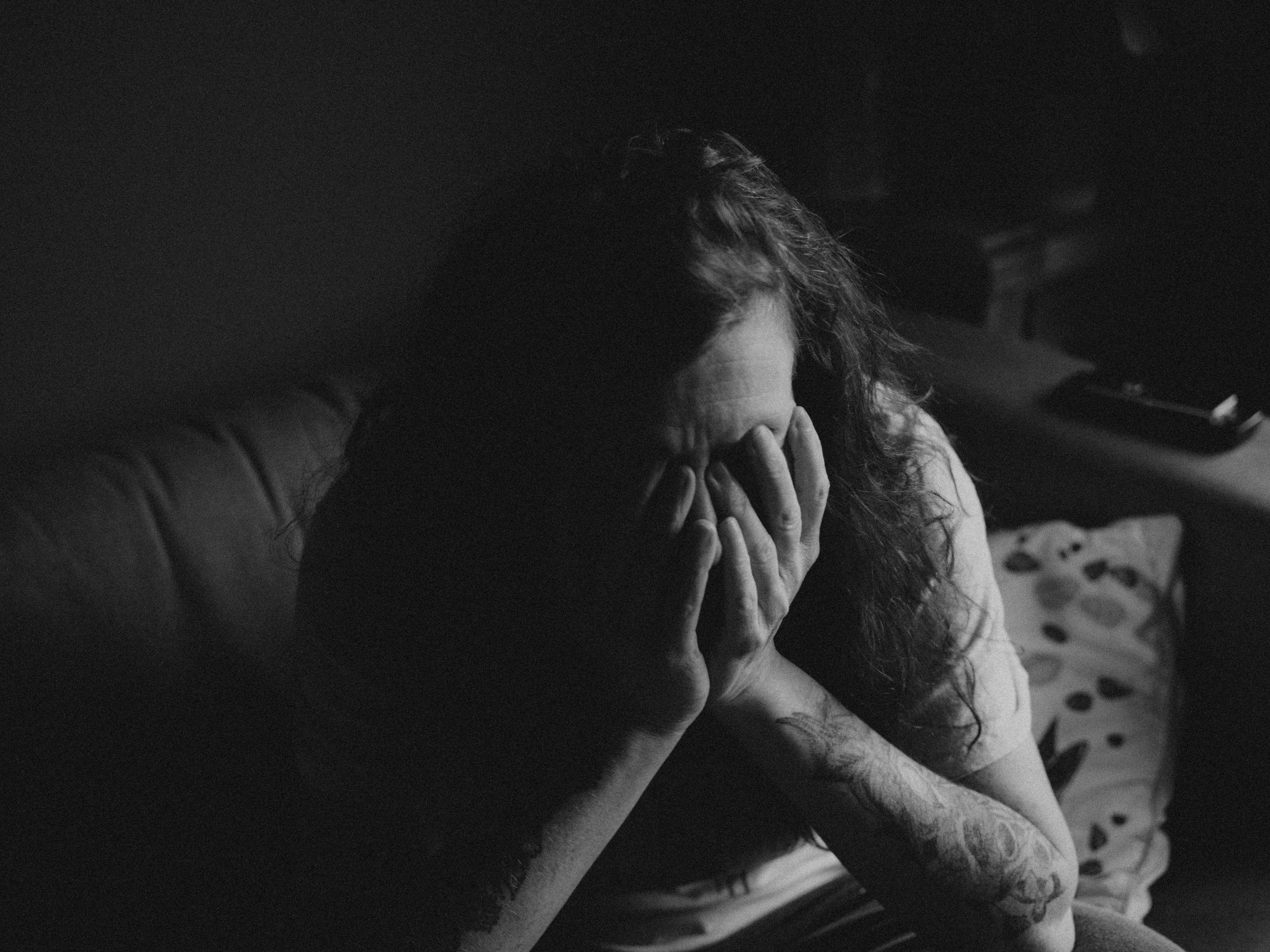 Depressão pós-parto: psiquiatra explica sinais que podem aparecer ainda na gravidez | Unsplash