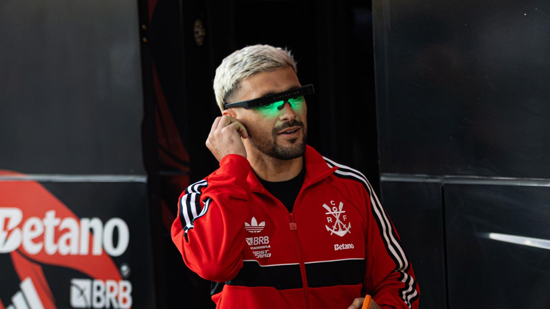 Saiba para que servem os óculos de luz verde usados por Arrascaeta antes de jogo do Flamengo