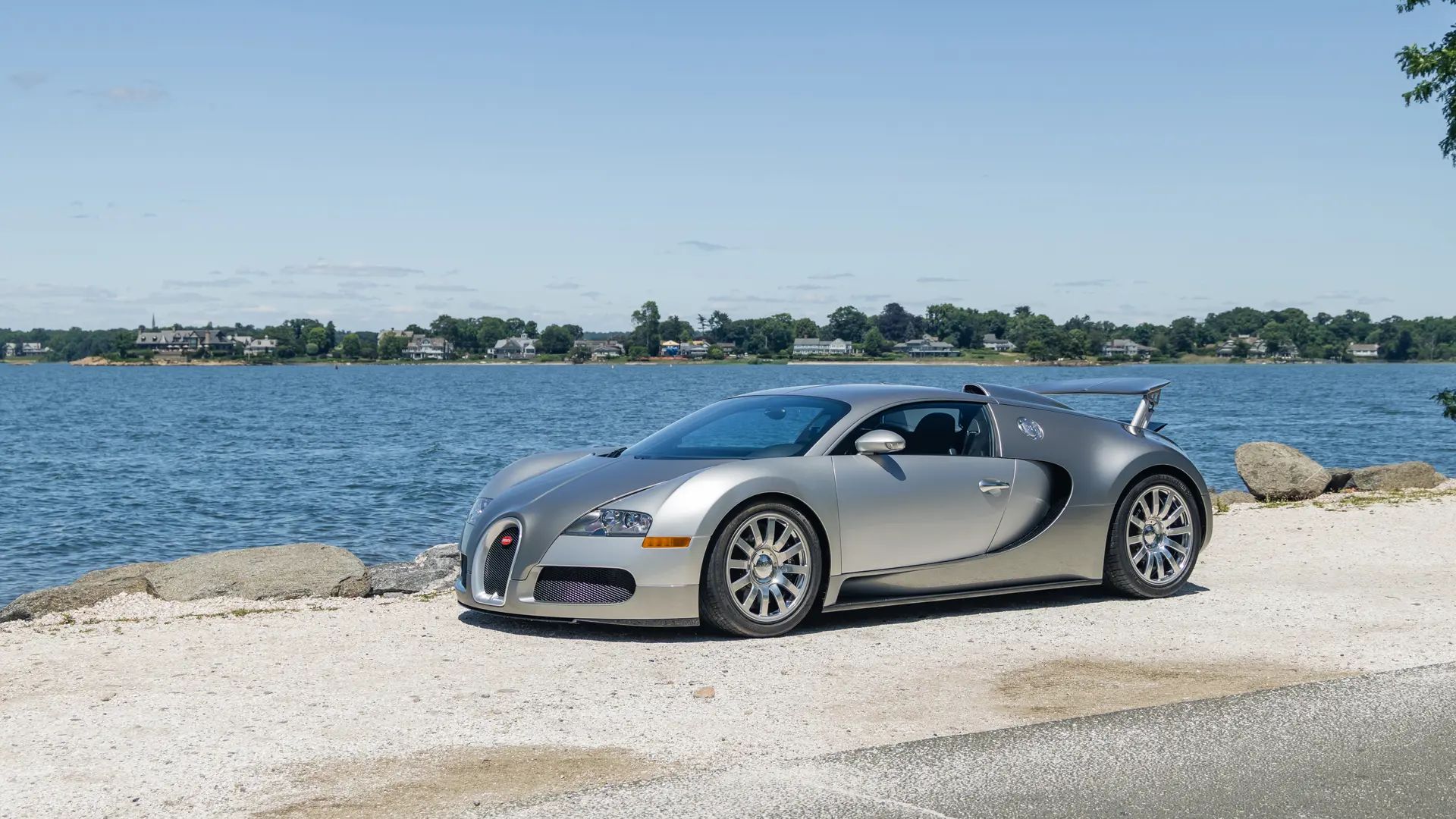Bugatti Veyron de apenas três unidades bate recorde e é arrematado por R$ 28 milhões - Foto