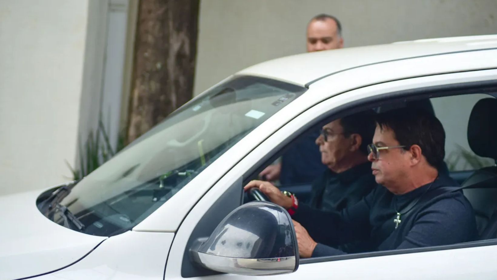 Altair e Alexandre no velório de Rick, em Sorocaba • Edu Araujo/Agnews