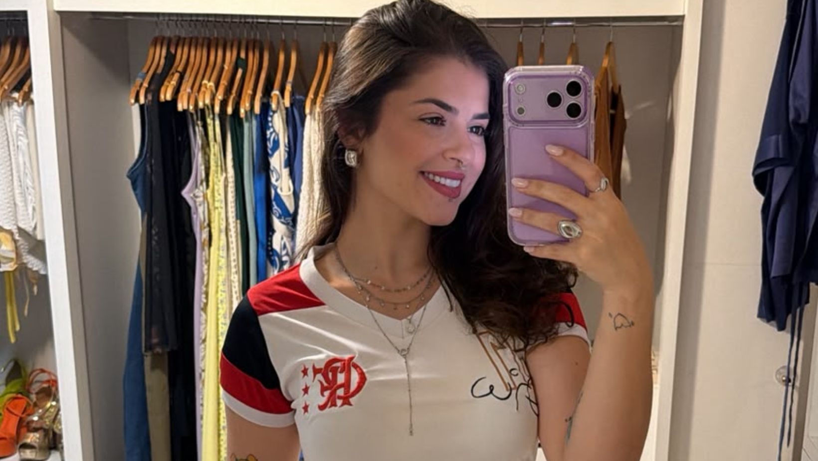 Miss Bumbum Kerolay Chaves perdeu camisa de Paquetá no táxi. Foto: Redes sociais