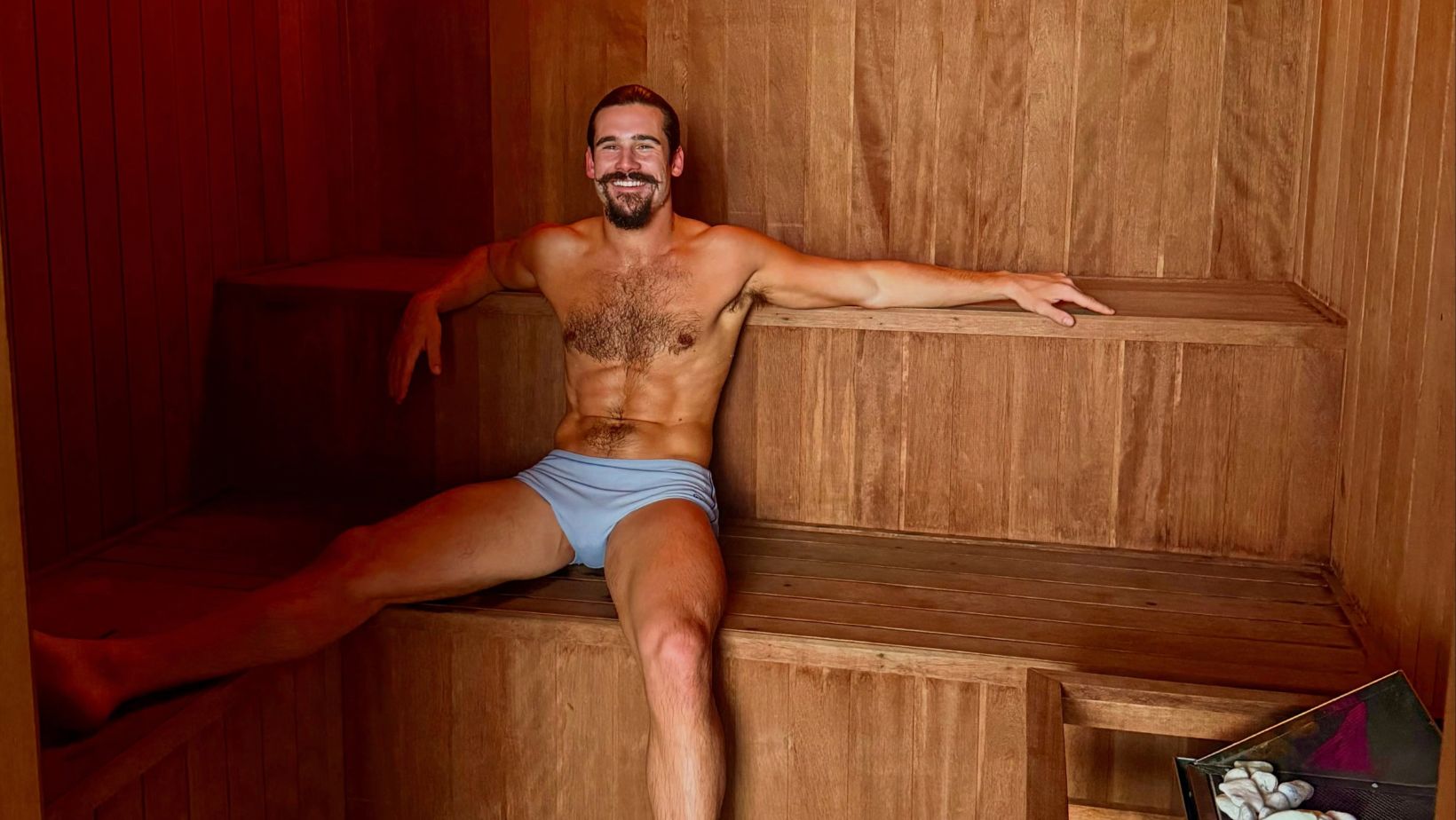 Nicolas Prattes compartilha foto com peça íntima