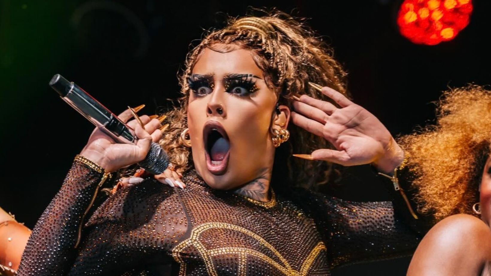 VÍDEO: Palco desaba durante show de Gloria Groove e bailarinos caem