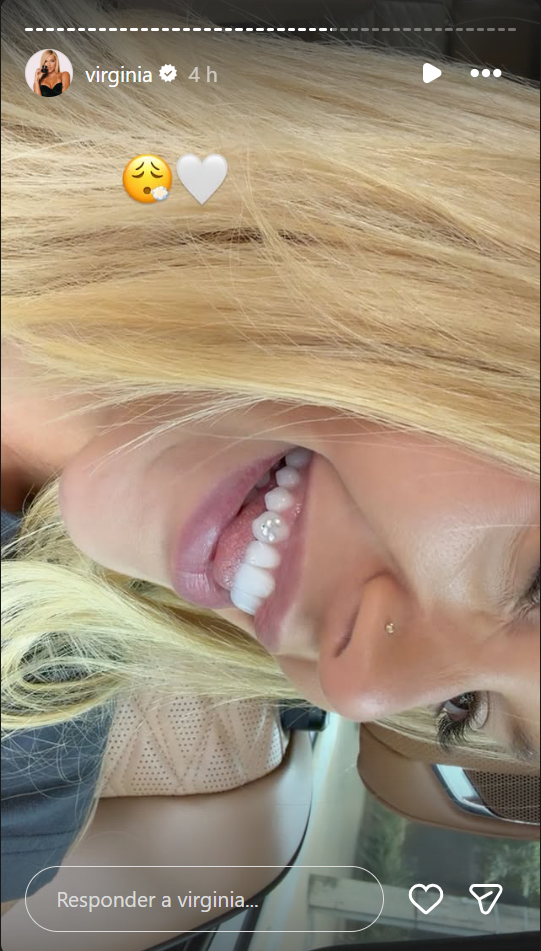 Influenciadora mostrou de perto a aplicação de diamante feita em um dos dentes com a inicial de Vini Jr. — Foto: Reprodução/Instagram