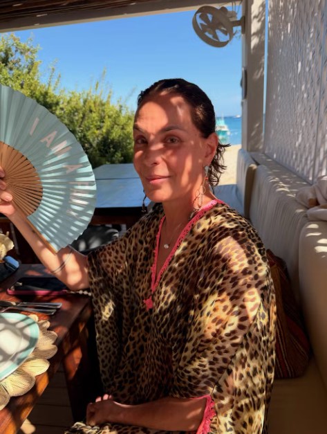Carolina Ferraz posa com homem misterioso em viagem e levanta rumores de novo amor