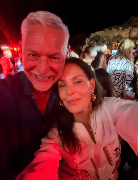 Carolina Ferraz posa com homem misterioso em viagem e levanta rumores de novo amor