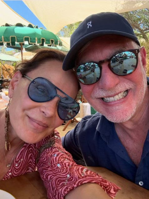 Carolina Ferraz posa com homem misterioso em viagem e levanta rumores de novo amor