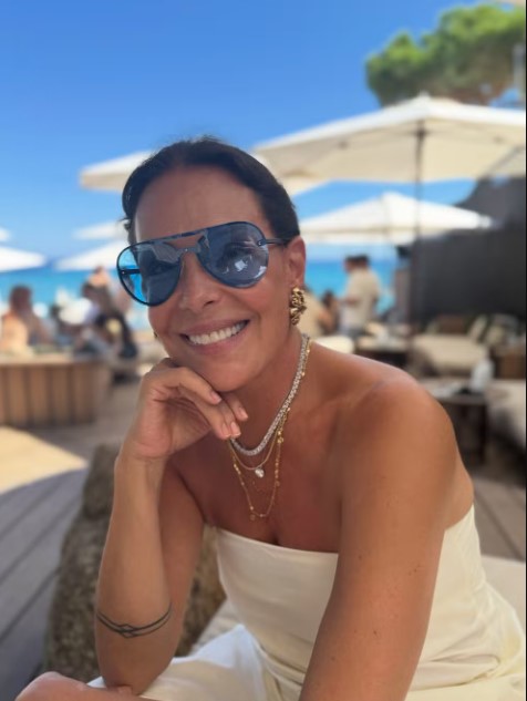 Carolina Ferraz posa com homem misterioso em viagem e levanta rumores de novo amor