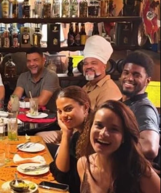 Clara Buarque posa com namorado