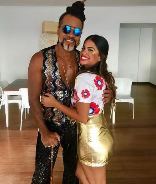 Clara Buarque posa com namorado