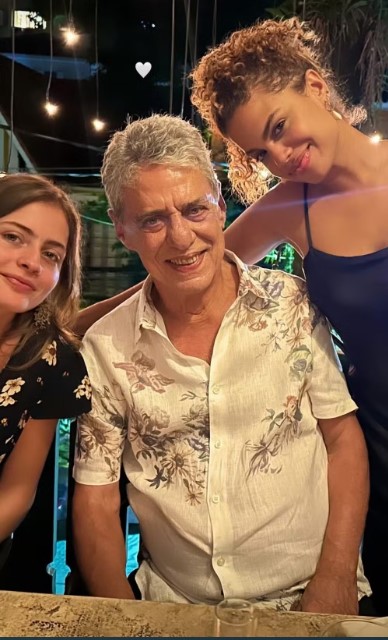 Clara Buarque posa com namorado