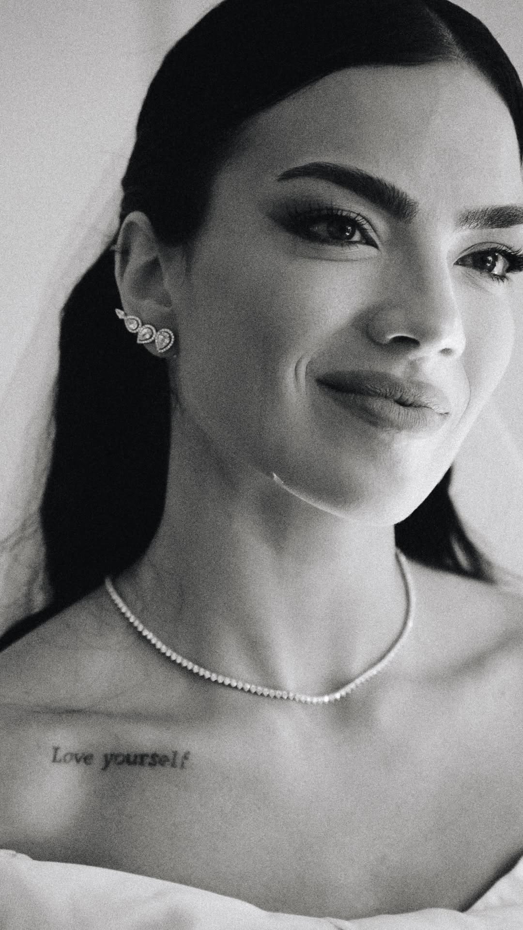 Duda Kropf completou o visual de noiva com bouquet e acessórios escolhidos para o grande dia — Foto: Reprodução/Instagram