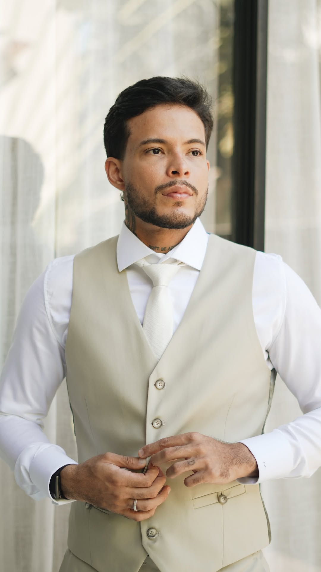 Felipe Amorim compartilhou detalhes do visual escolhido para o casamento com Duda Kropf — Foto: Reprodução/Instagram